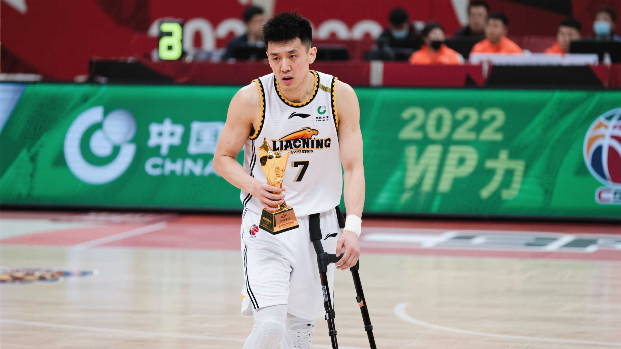 翟晓川晒与丁彦雨航并肩作战比赛视频:国家队兄弟情深 不得不提,小丁近年来可谓历经波折。从荣膺CBA常规